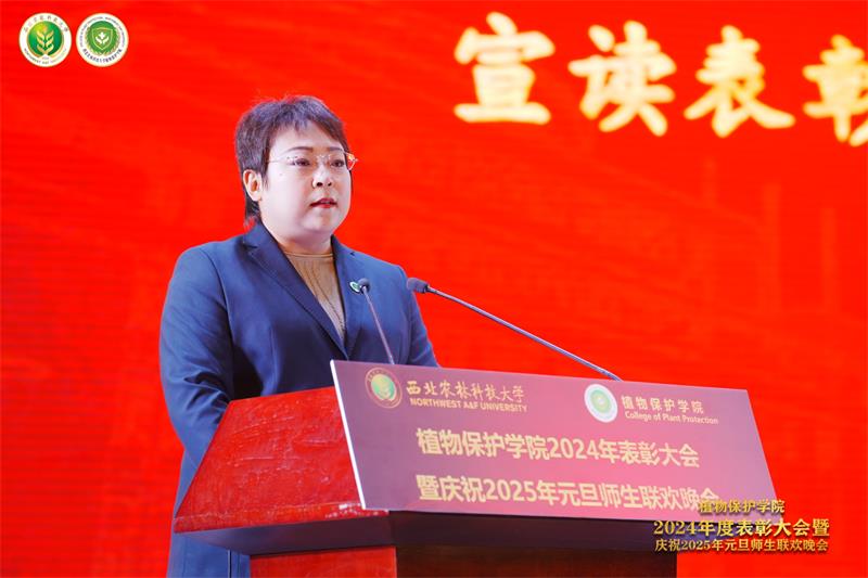 8004.新葡萄8883官网AMG党委副书记高媛宣读表彰2023-2024学年学生先进集体、2024年学生优秀共产党员的决定.jpg