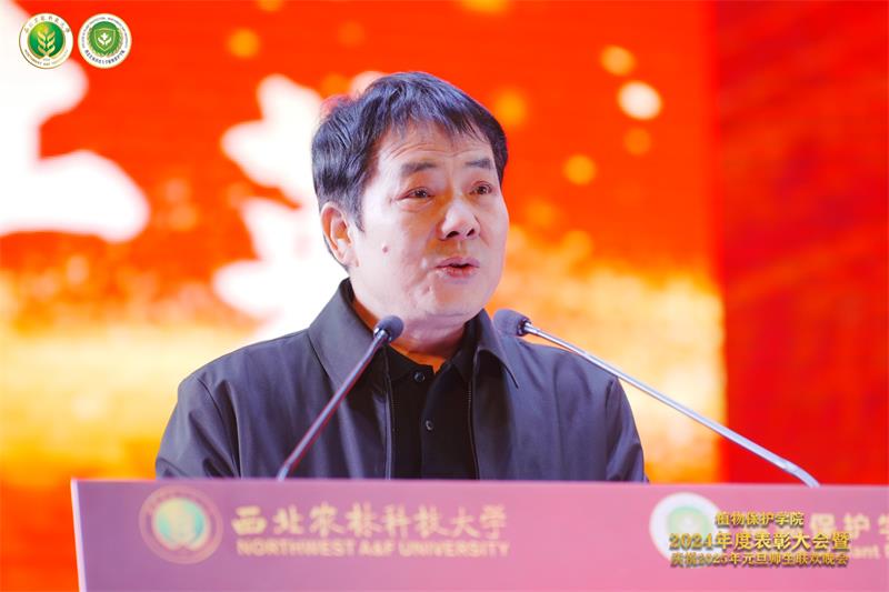 8003.新葡萄8883官网AMG副院长闫建兴宣读表彰2024年度学院先进个人、师德师风优秀教师、安全管理先进实验室的决定.jpg