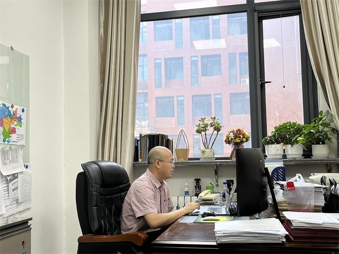 胡小平院长介绍新葡萄8883官网AMG及学科概况2-700.jpg